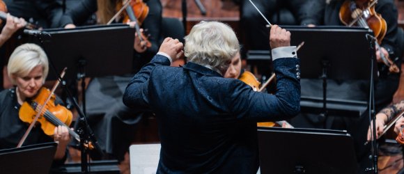 Simfonija TUVĀK - Haidns un maestro Andris Veismanis