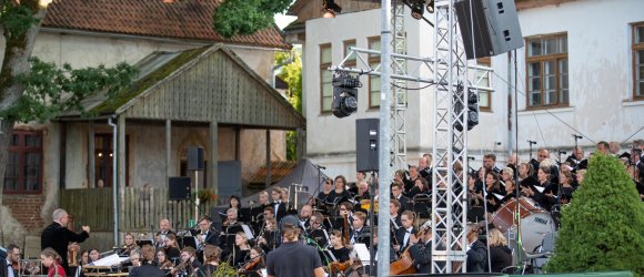 Klasikinės muzikos koncertas po atviru dangumi „Siuitos kodas muzikoje“,foto: Ieva Benefelde