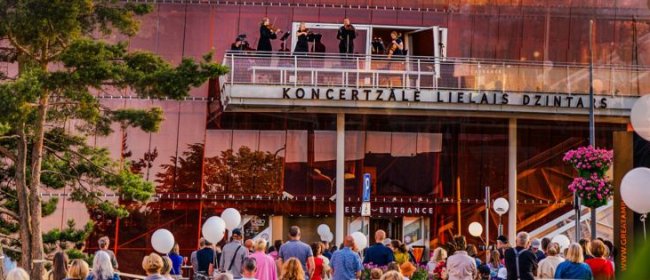 Orķestra kamersastāvi uz "Lielā dzintara" terases